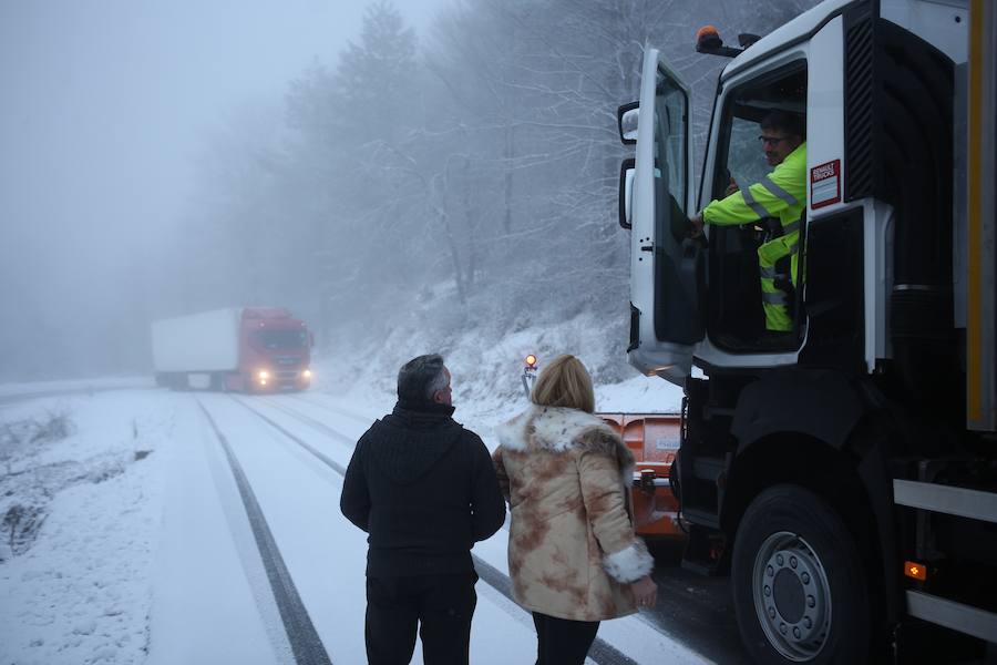 La nieve cubre de blanco el territorio alavés