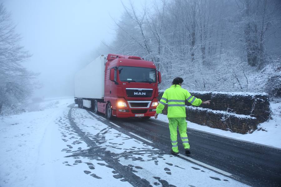 La nieve cubre de blanco el territorio alavés