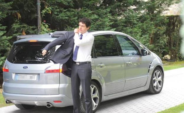 El diputado general, Unai Rementeria, tras descender de un coche oficial.