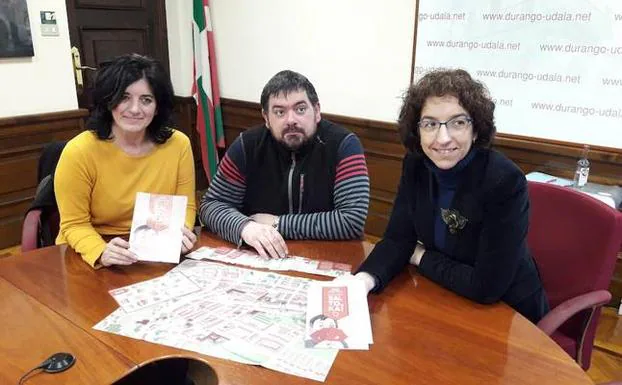 Natalia de Naverán, Iker Oceja y Aitziber Irigoras presentaron ayer el juego familiar 'Saltoka'. 