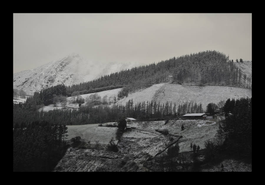 El alto de Trabakua, el monte Oiz y Urkiola han amanecido cubiertos de nieve