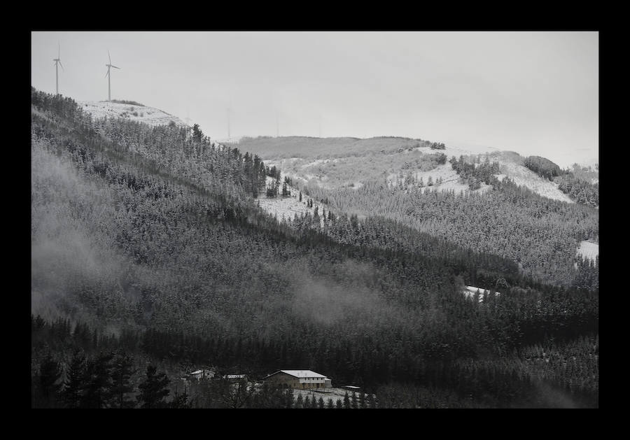 El alto de Trabakua, el monte Oiz y Urkiola han amanecido cubiertos de nieve