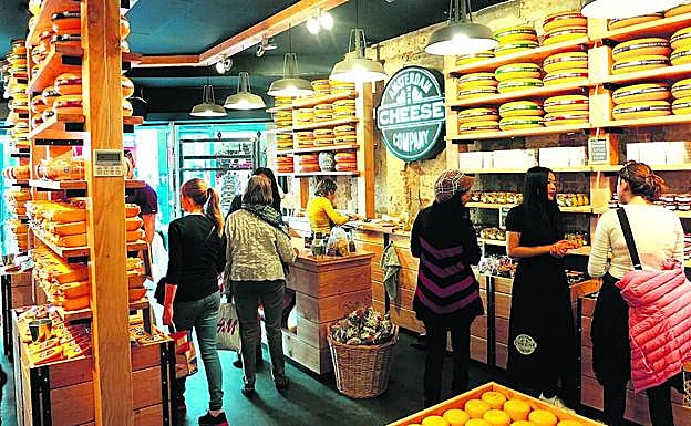 Interior de la Amsterdam Cheese Company.