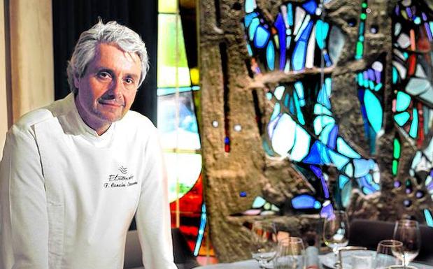 Imagen principal - 1. Fernando Canales posa en su nuevo restaurante detrás de la vidriera que ha debido conservar. Los 500 metros del local de Ajuriaguerra ocupan el antiguo taller donde la familia Cañada realizaba vidrieras artísticas.2. Aspecto de la sala principal de la Despensa del Etxanobe. 3. Mikel Población ayuda a tomar un postre de violetas a una camarera con gafas de visión en 3D en los días previos a la apertura. Sobre estas líneas, el novedoso sistema que permite interactuar con los platos que se van a tomar mediante un dispositivo proyectado sobre el mantel.