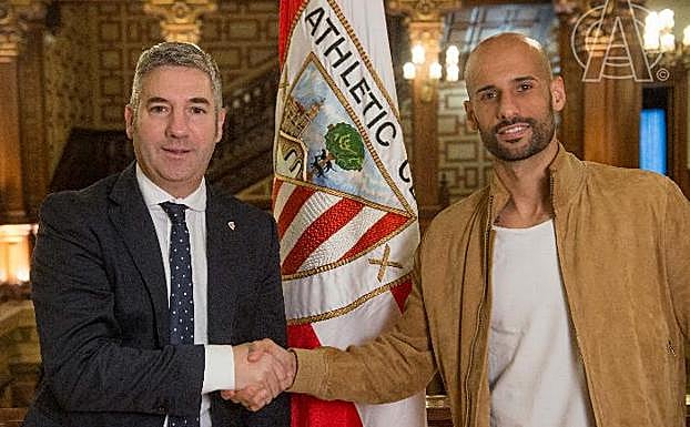 Josu Urrutia y Mikel Rico, en la renovación con el Athletic. 