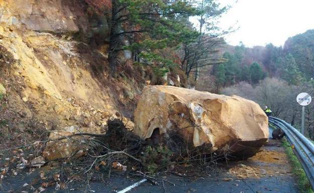 La piedra que ha provocado el corte de la carretera en Jaizkibel./