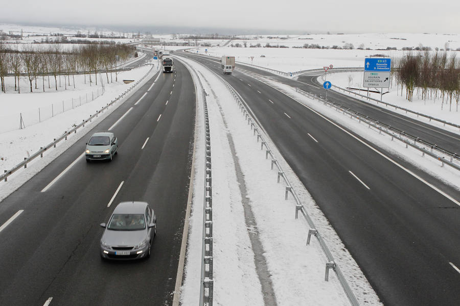 Diversión e inconvenientes. La nieve en Álava no siempre cae a gusto de todos