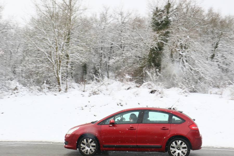 Diversión e inconvenientes. La nieve en Álava no siempre cae a gusto de todos