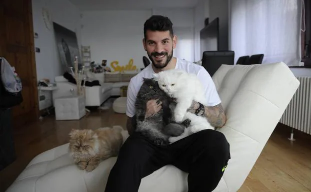 El portero Iago Herrerín con sus tres gatos.