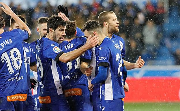 Los jugadores de felicitan tras el gol de Munir. 
