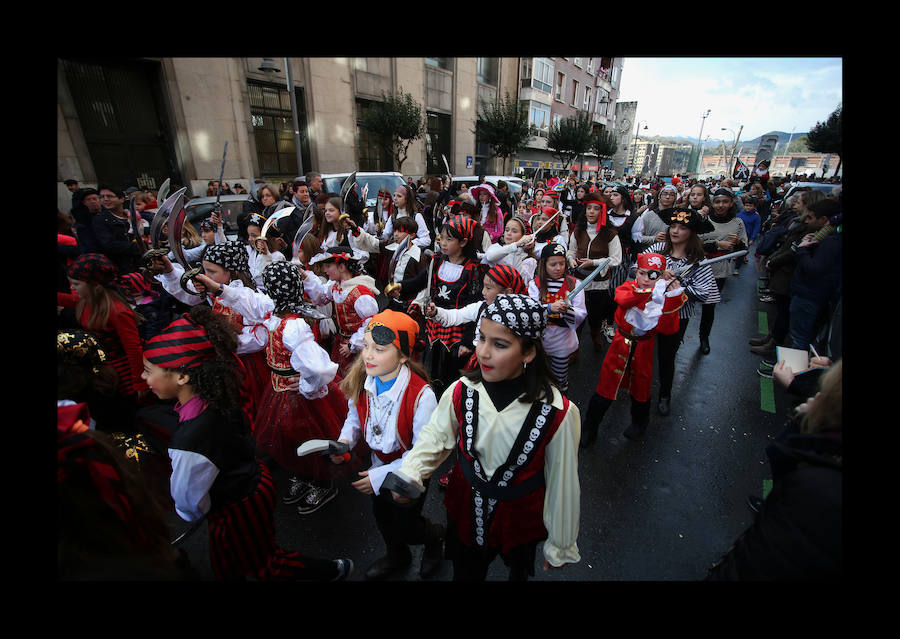 El barrio bilbaíno de Deusto ha iniciado hoy su festividad con motivo de los carnavales y ha llenado las calles de disfraces y sonrisas.