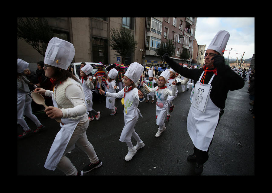 El barrio bilbaíno de Deusto ha iniciado hoy su festividad con motivo de los carnavales y ha llenado las calles de disfraces y sonrisas.