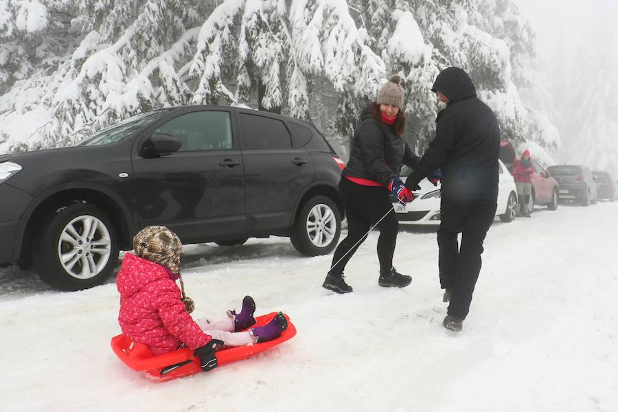 Domingo de nieve en los puntos altos de Álava