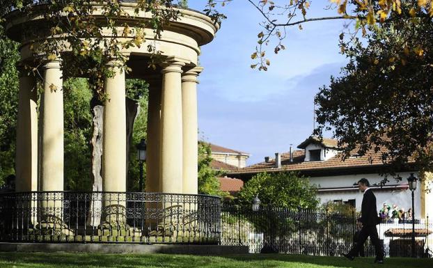 El lehendakari Íñigo Urkullu, frente al viejo roble de Gernika.