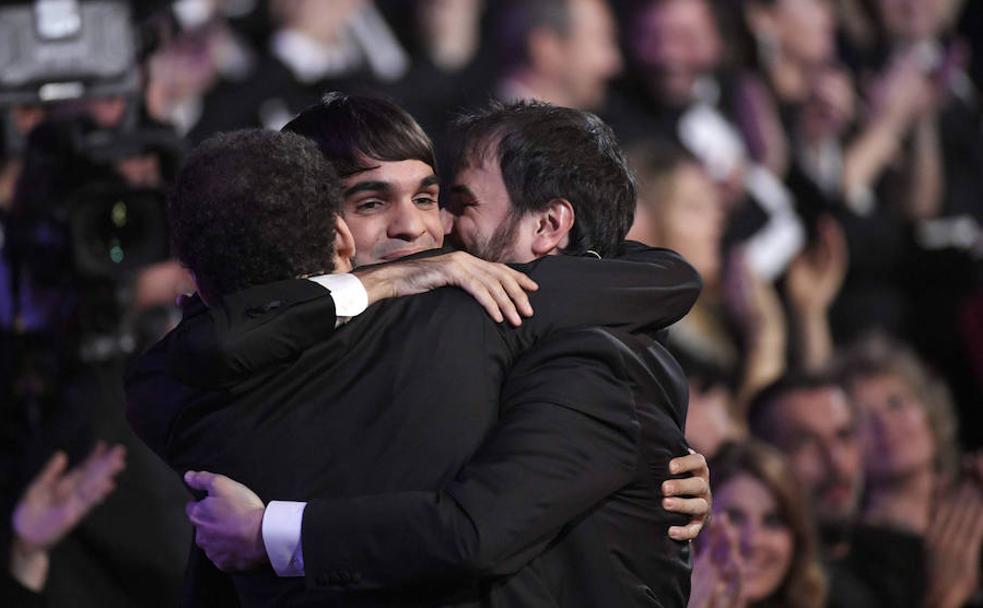 Eneko Sagardoy se abraza a los directores, Jon Garaño y Aitor Arregi, tras recibir el Goya al mejor actor revelación.