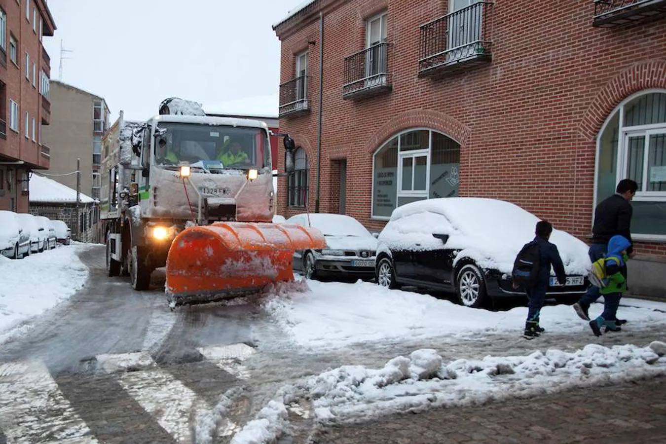 Una máquina quitanieves trabaja para retirar la nieve y el nielo en las calles de acceso a un colegio del centro de Ávila. 
