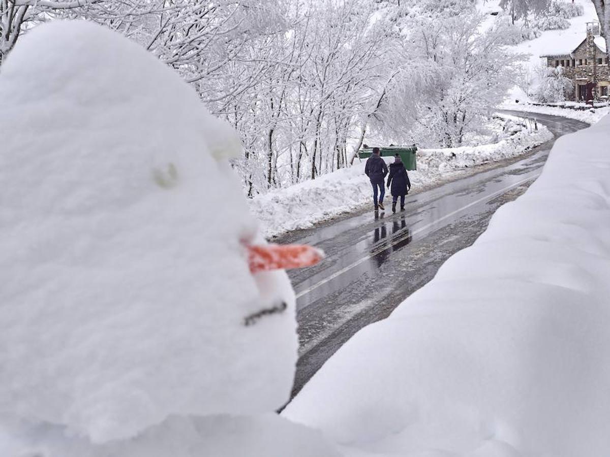 Un muñeco de nieve en la carretera LU 633 en O Cebreiro.