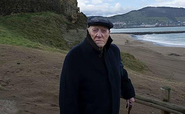 Ramiro Pinilla en la playa de Arrigunaga, en una fotografía tomada en 2014. 