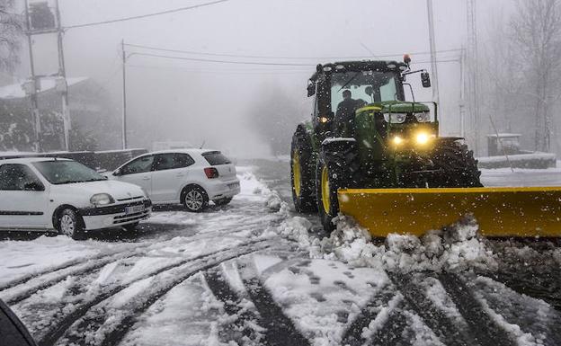 La nieve ha teñido de blanco Urkiola.