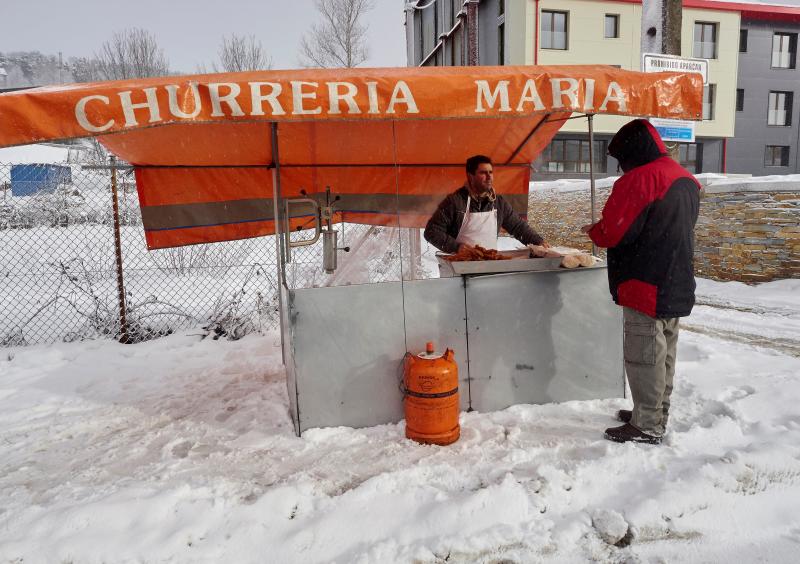 Vista de la montaña de Lugo, donde un hombre vende churros el día 5 de Febrero en la feria de Piedrafita do Cebreiro.