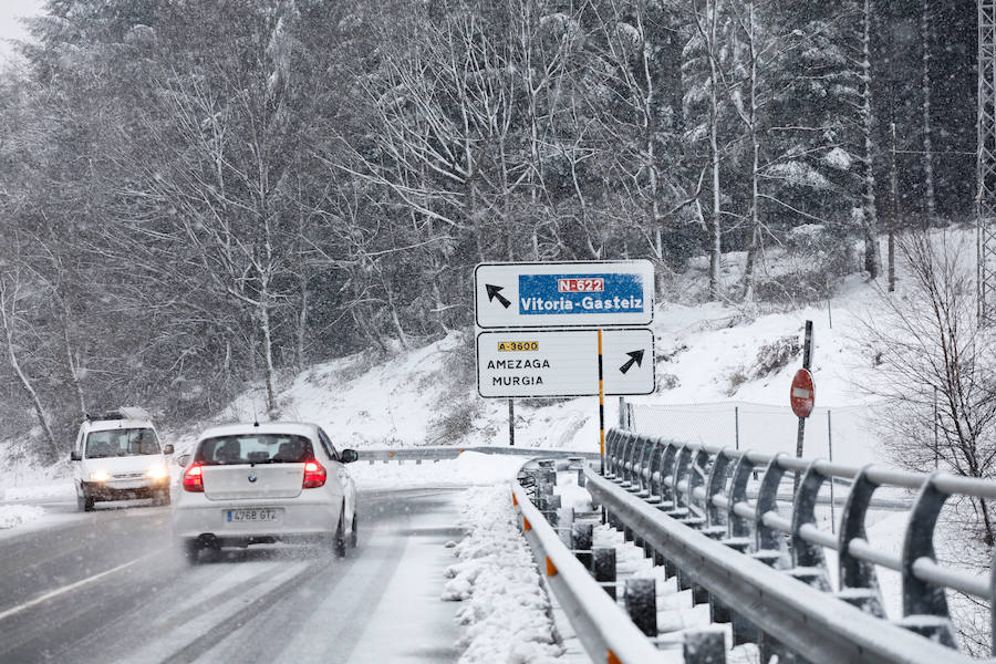 La nieve vuelve este martes a las carreteras alaveses 