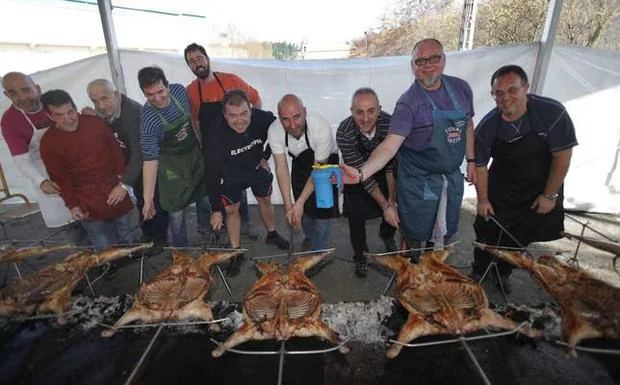 Algunos de los participantes en la última edición del asado al burduntzi en Abadiño. 