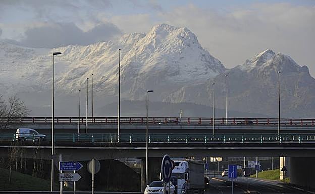 Los montes en el Duranguesado, cubiertos de nieve en la mañana del martes. 