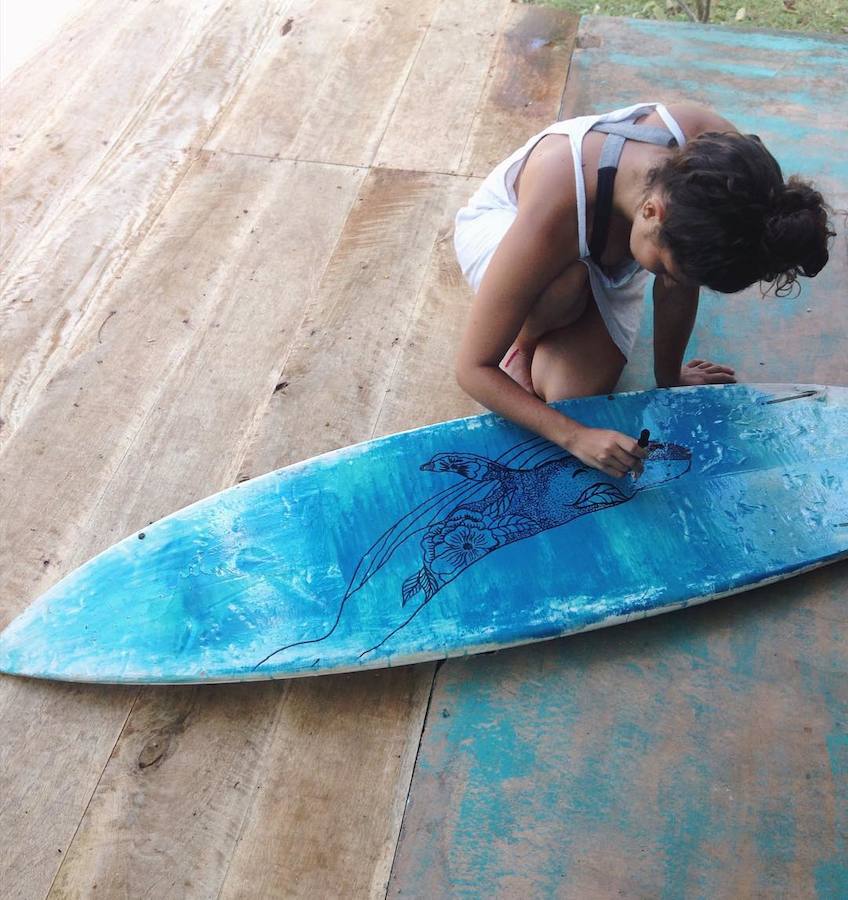 Matara, Sri Lanka: Como en Tailandia, aquí Paula trabajó en un 'camp-surf'. En la foto, decorando una tabla. 