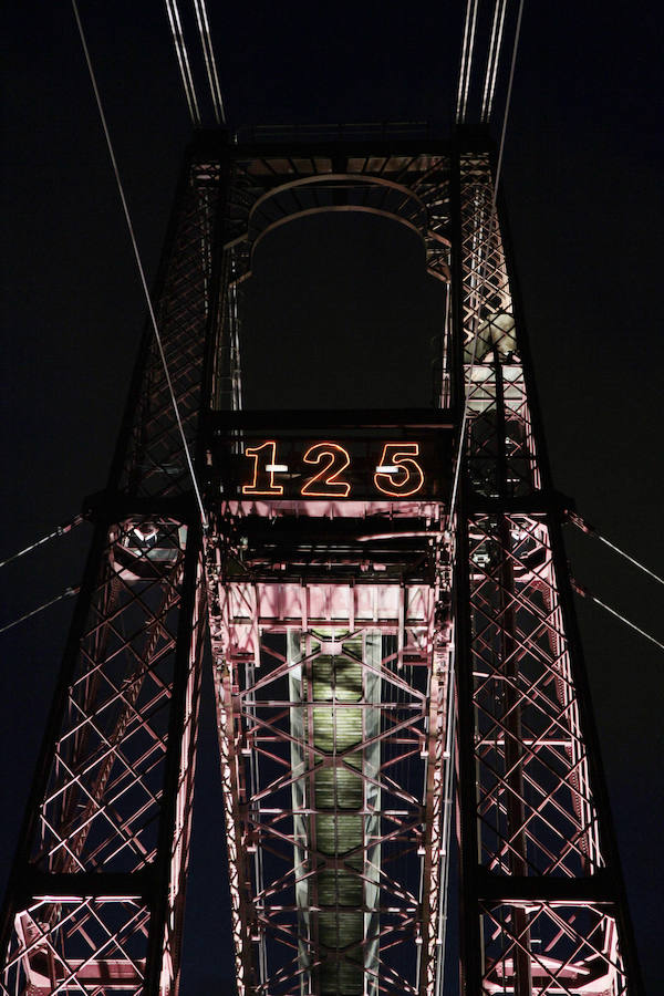 El Puente Colgante se ilumina por su 125 aniversario