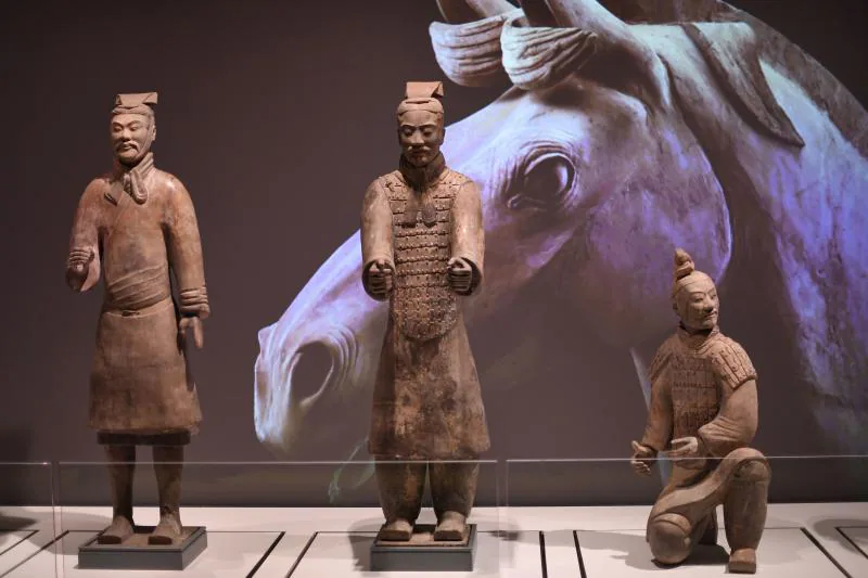 Las imponentes figuras a tamaño real serán exhibidos en la ciudad inglesa gracias a una exposición que muestra una pequeña parte del 'ejército de barro' que ordenó moldear el primer emperador de China de la Dinastia Qin, Qin Shi Huang, cuyo mausoleo alberga 8.000 esculturas de soldados y caballos