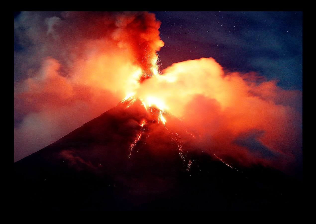 Alrededor de 70.000 personas han tenido que ser evacuadas desde que hace tres semanas el volcán Mayón, el más activo de Filipinas, entrara en erupción. El cráter, situado a 2.421 metros sobre el nivel del mar, se encuentra al norte de la ciudad de Legazpi, al sur de Manila. Las intensas expulsiones de magma produjeron columnas de cenizas y gases que superan el kilómetro de altura y han formado ríos de lava de más de 3 kilómetros de longitud desde la boca del volcán. Las autoridades mantienen la alerta. Se teme una explosión peligrosa en las próximas horas o días