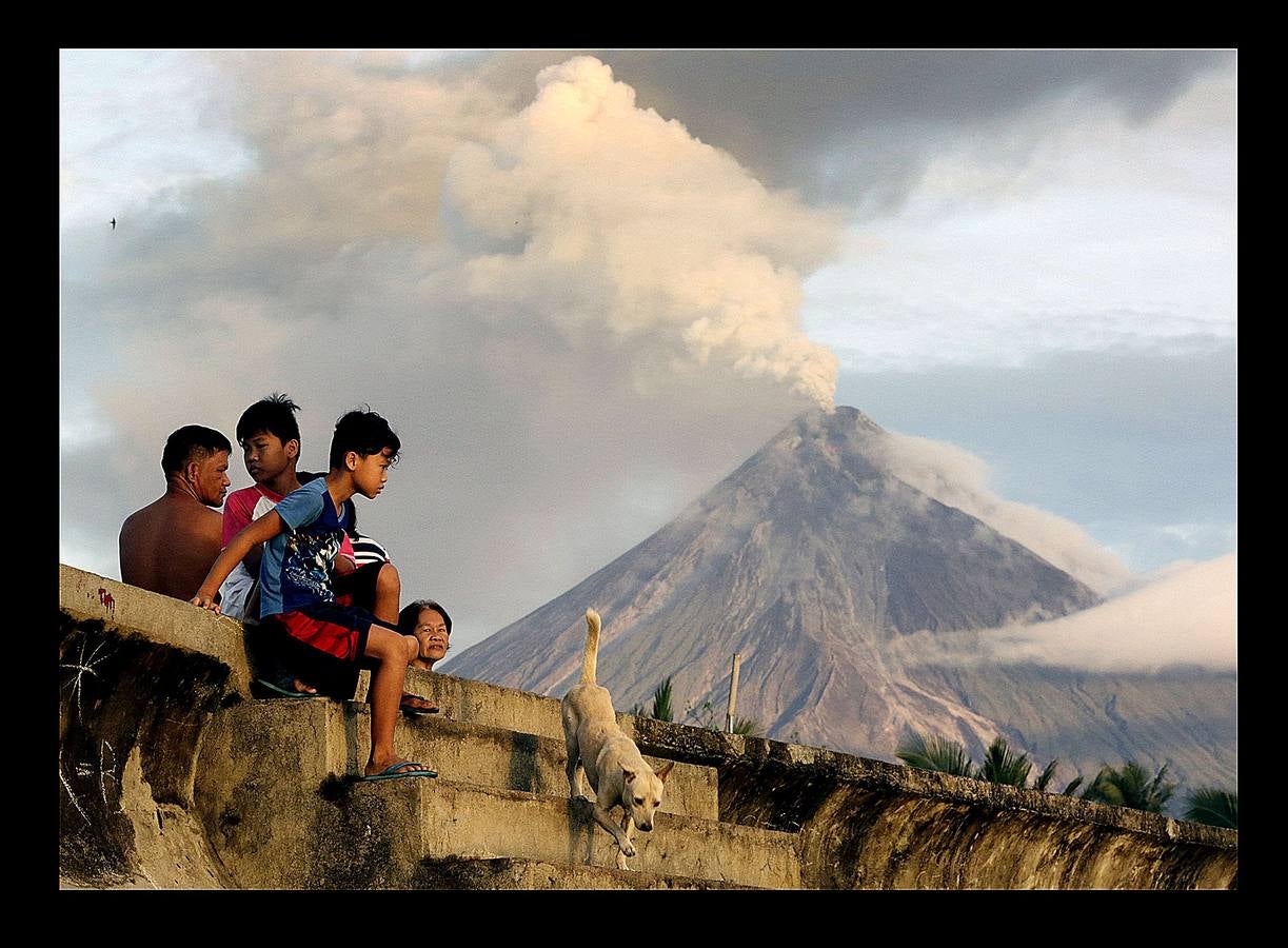 Alrededor de 70.000 personas han tenido que ser evacuadas desde que hace tres semanas el volcán Mayón, el más activo de Filipinas, entrara en erupción. El cráter, situado a 2.421 metros sobre el nivel del mar, se encuentra al norte de la ciudad de Legazpi, al sur de Manila. Las intensas expulsiones de magma produjeron columnas de cenizas y gases que superan el kilómetro de altura y han formado ríos de lava de más de 3 kilómetros de longitud desde la boca del volcán. Las autoridades mantienen la alerta. Se teme una explosión peligrosa en las próximas horas o días