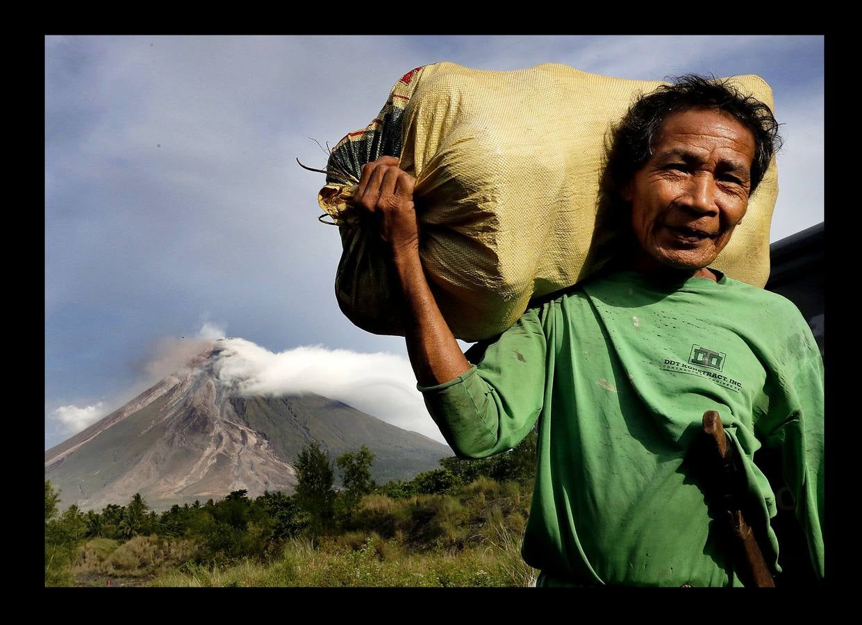 Alrededor de 70.000 personas han tenido que ser evacuadas desde que hace tres semanas el volcán Mayón, el más activo de Filipinas, entrara en erupción. El cráter, situado a 2.421 metros sobre el nivel del mar, se encuentra al norte de la ciudad de Legazpi, al sur de Manila. Las intensas expulsiones de magma produjeron columnas de cenizas y gases que superan el kilómetro de altura y han formado ríos de lava de más de 3 kilómetros de longitud desde la boca del volcán. Las autoridades mantienen la alerta. Se teme una explosión peligrosa en las próximas horas o días