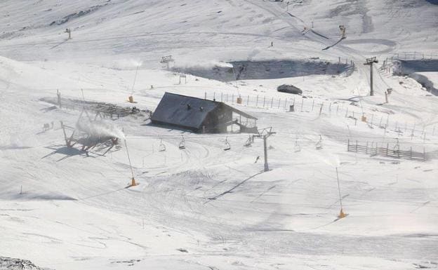 La estación de Alto Campoo, clausurada por la meteorología, vive uno de sus mejores momentos