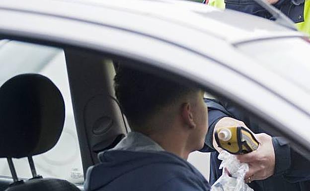 Da positivo en todas las drogas en un control de la Guardia Civil de Pontevedra