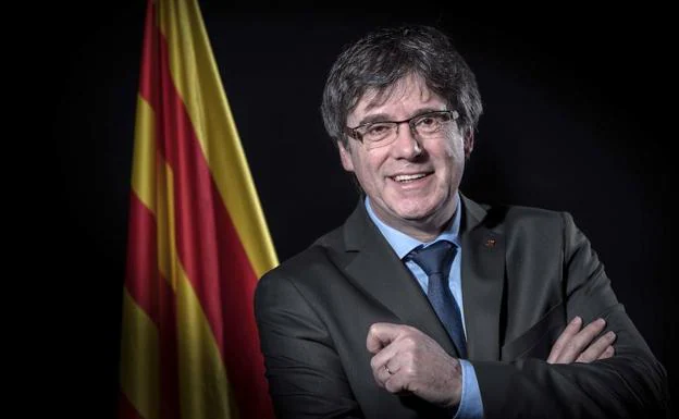 Puigdemont posa junto a la bandera de Cataluña durante la sesión fotográfica de estudio a la que se sometió ayer en Bruselas.
