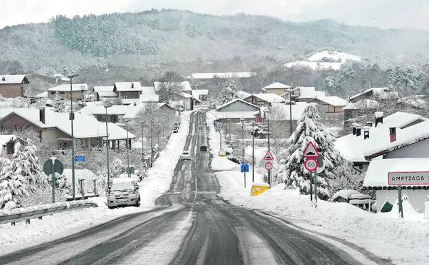 La nieve ha llegado a la zona norte de Álava, como en Ametzaga Zuia, que ayer mostraba esta bonita estampa. 