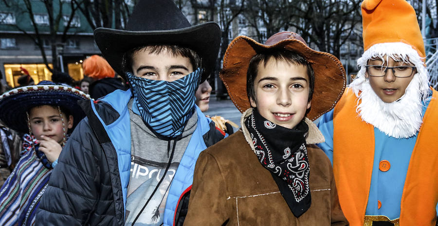 Como es tradición, esta fiesta ha dado el pistoletazo de salida a los carnavales con la ronda de coros infantiles por las calles y plazas de la capital alavesa