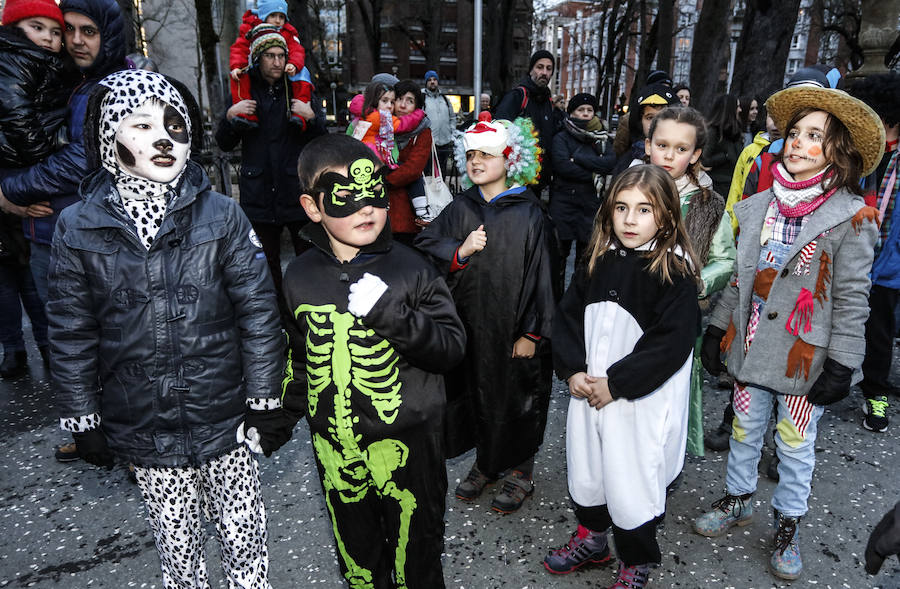 Como es tradición, esta fiesta ha dado el pistoletazo de salida a los carnavales con la ronda de coros infantiles por las calles y plazas de la capital alavesa