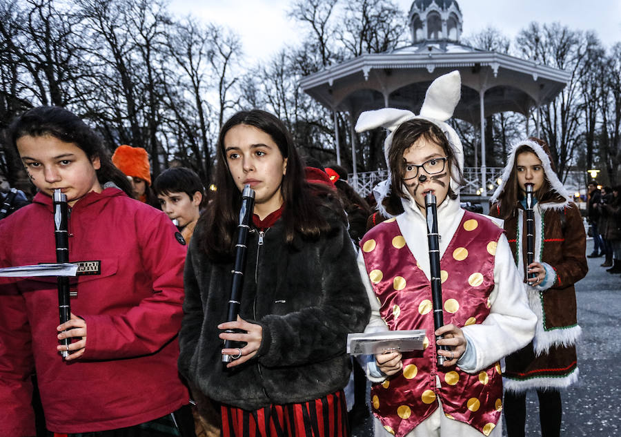 Como es tradición, esta fiesta ha dado el pistoletazo de salida a los carnavales con la ronda de coros infantiles por las calles y plazas de la capital alavesa