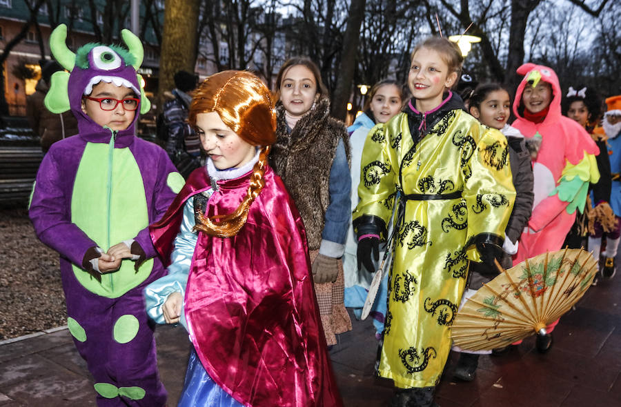 Como es tradición, esta fiesta ha dado el pistoletazo de salida a los carnavales con la ronda de coros infantiles por las calles y plazas de la capital alavesa