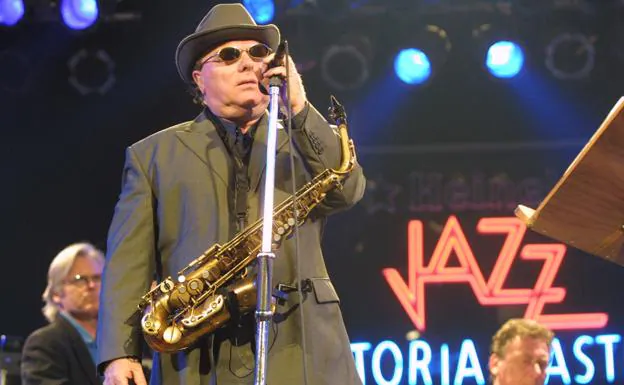 Van Morrison actuando en el Festival de Jazz de Vitoria.