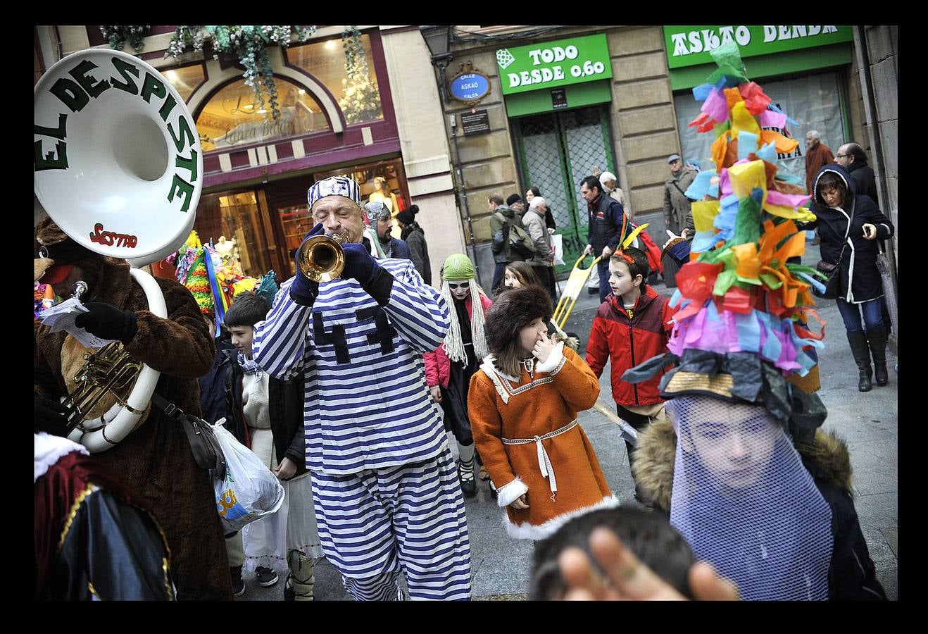 Una chocolatada celebrada en la Plaza Nueva ha servido para abrir boca y dar inicio a unos intesos días de fiesta