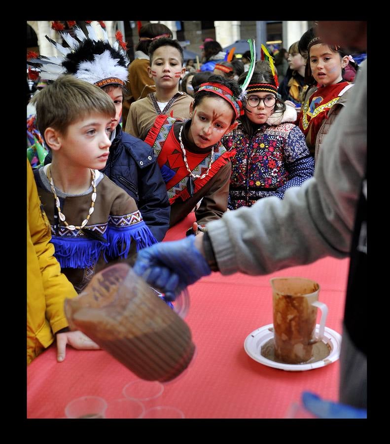 Una chocolatada celebrada en la Plaza Nueva ha servido para abrir boca y dar inicio a unos intesos días de fiesta