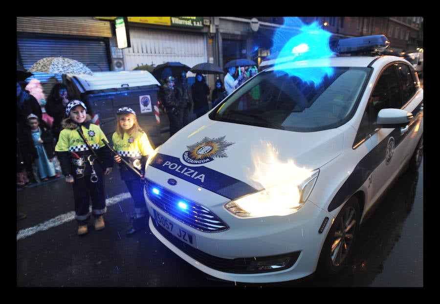 7.039 personas divididas en 25 comparsas desfilan este fin de semana por las calles de la capital alavesa en lo que supone un récord de participación, sin parangón en localidades cercanas.