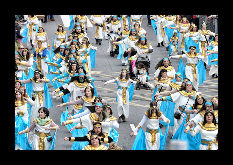 7.039 personas divididas en 25 comparsas desfilan este fin de semana por las calles de la capital alavesa en lo que supone un récord de participación, sin parangón en localidades cercanas.