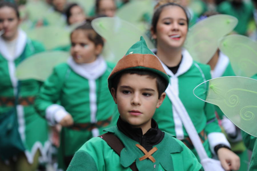 7.039 personas divididas en 25 comparsas desfilan este fin de semana por las calles de la capital alavesa en lo que supone un récord de participación, sin parangón en localidades cercanas.