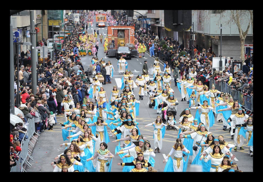 7.039 personas divididas en 25 comparsas desfilan este fin de semana por las calles de la capital alavesa en lo que supone un récord de participación, sin parangón en localidades cercanas.