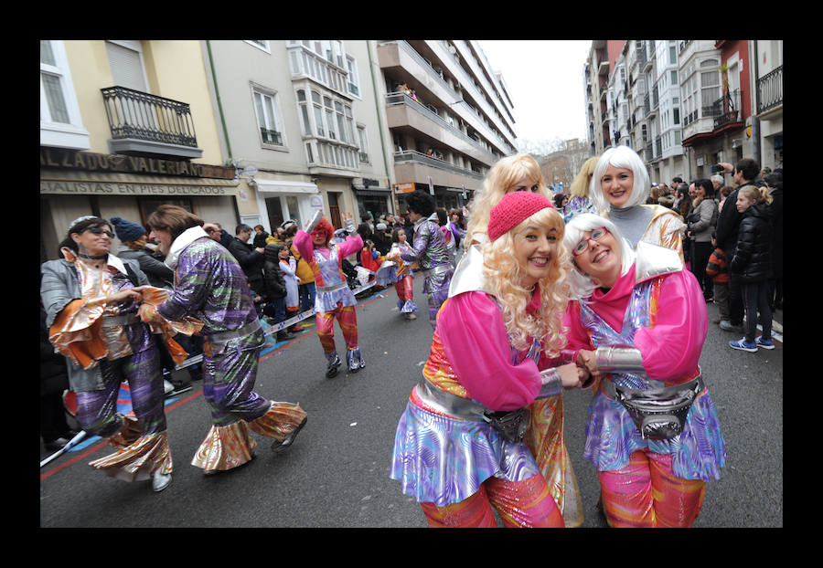 7.039 personas divididas en 25 comparsas desfilan este fin de semana por las calles de la capital alavesa en lo que supone un récord de participación, sin parangón en localidades cercanas.