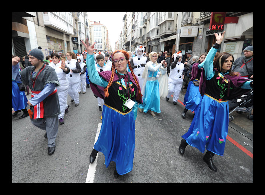 7.039 personas divididas en 25 comparsas desfilan este fin de semana por las calles de la capital alavesa en lo que supone un récord de participación, sin parangón en localidades cercanas.